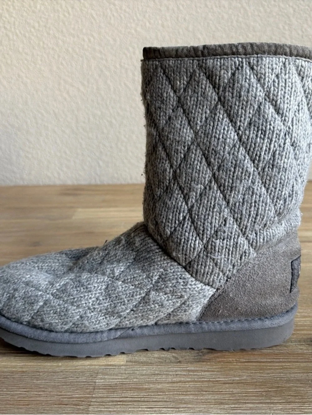 Ugg Women’s Mountain Quilted Boots Short Gray Size 8 Festival Bohemian Style